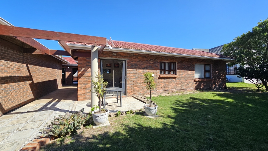 7 Bedroom Property for Sale in Oyster Bay Eastern Cape